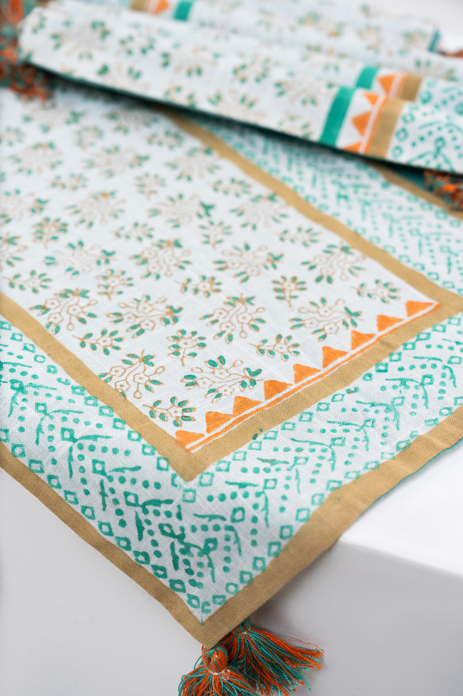 HOME | TABLE RUNNER
