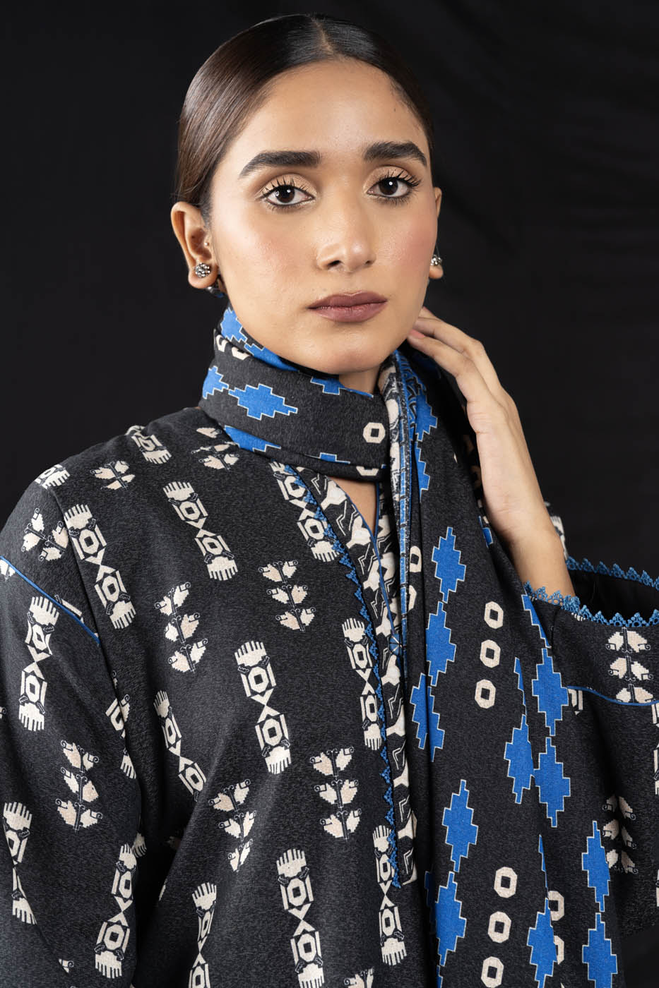 3 Pc Printed Karandi Suit With Karandi Dupatta – Alkaram International ...